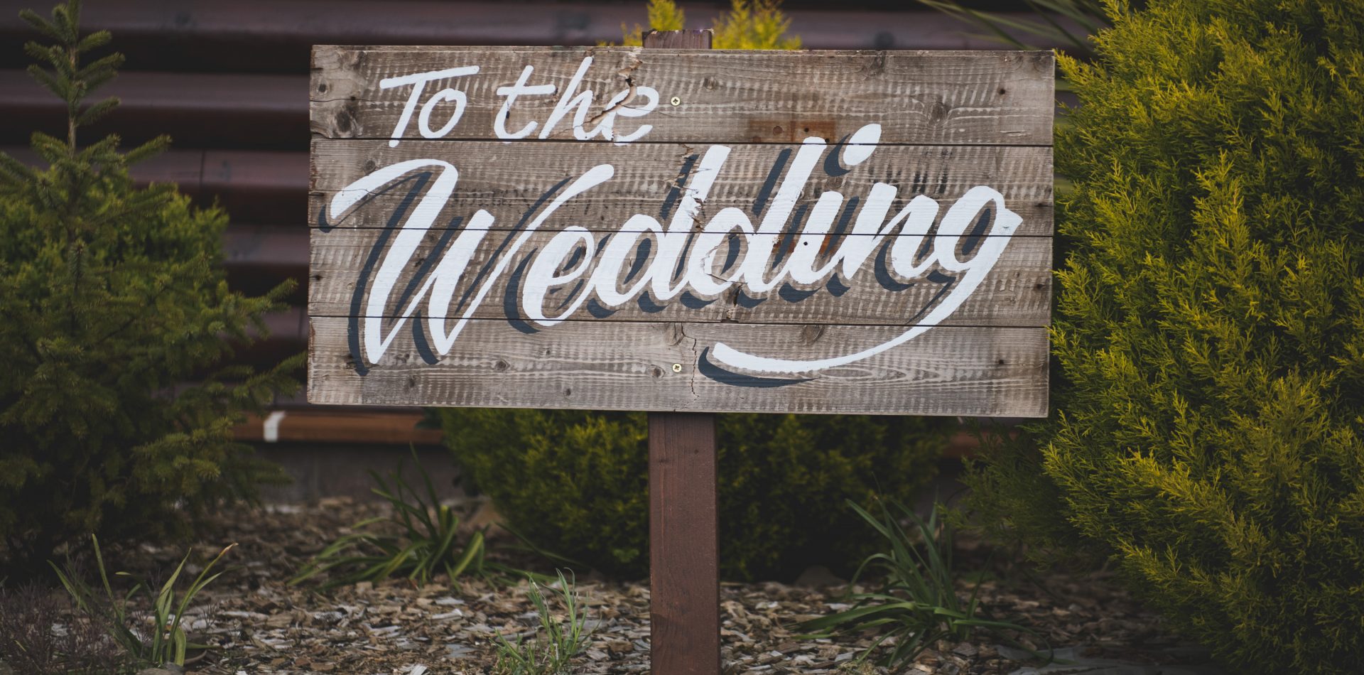 wooden sign "to the wedding"